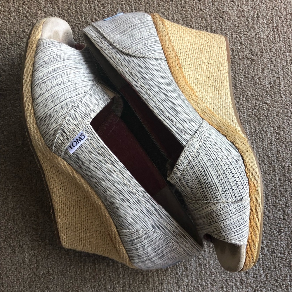 Peep toe wedge